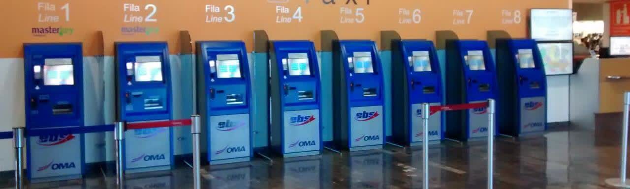 Fila de cajeros automáticos de eBoletos dentro de la terminal del aeropuerto