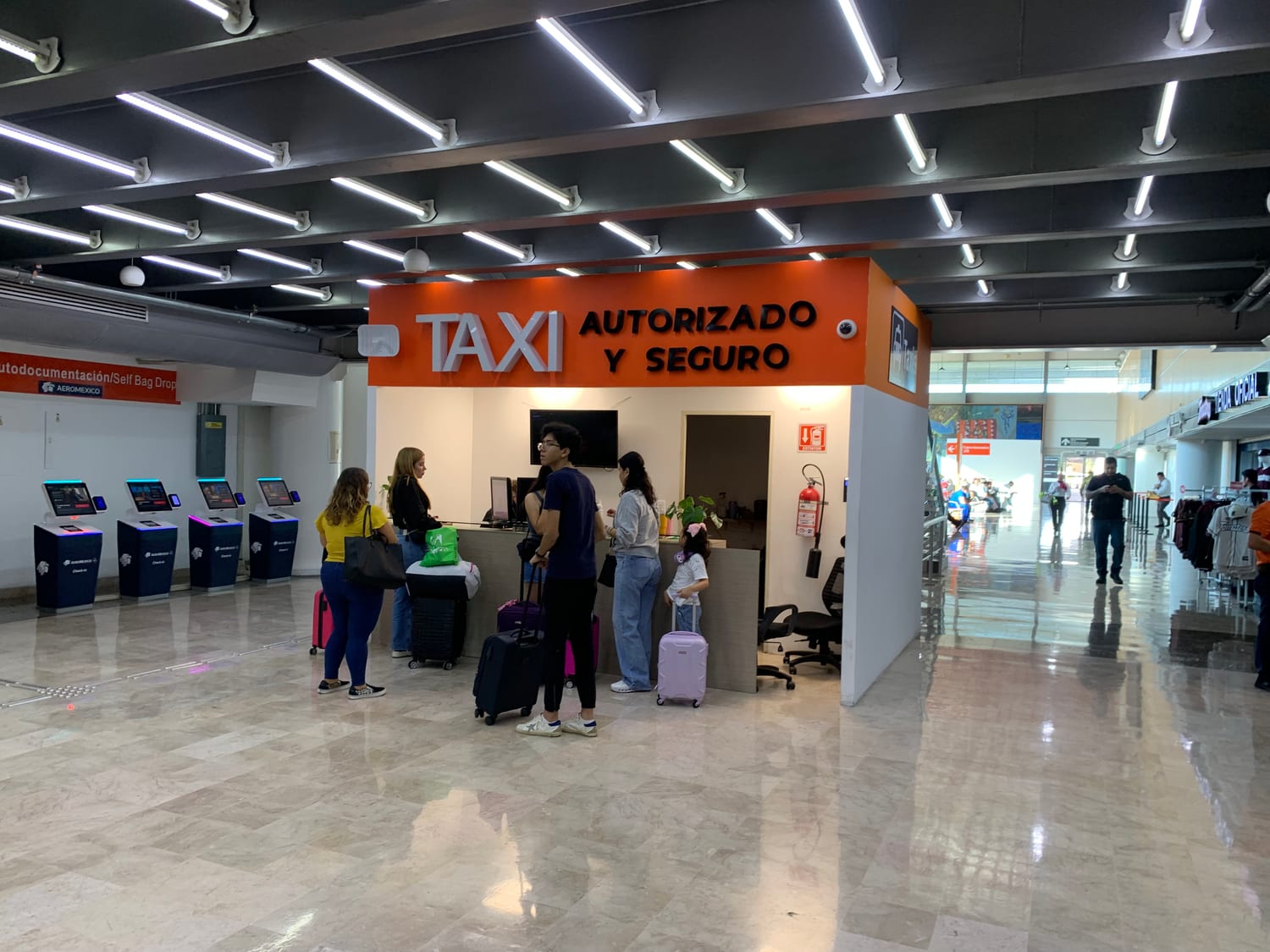 Módulo de punto de venta de boletos de taxi dentro de la terminal